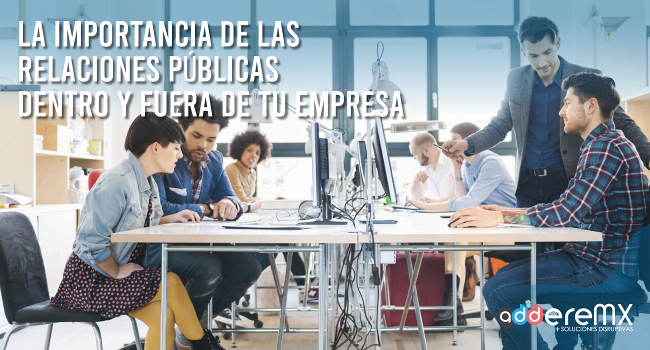 Personas en sus escritorios de oficina