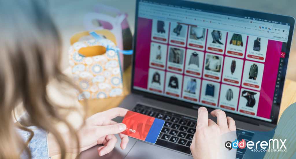 Mujer comprando en e-commerce con tarjeta de banco roja